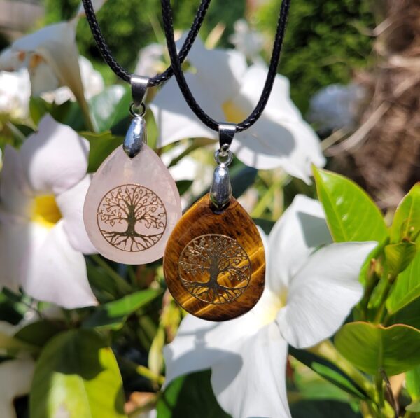 Pendentif en pierre avec arbre de vie