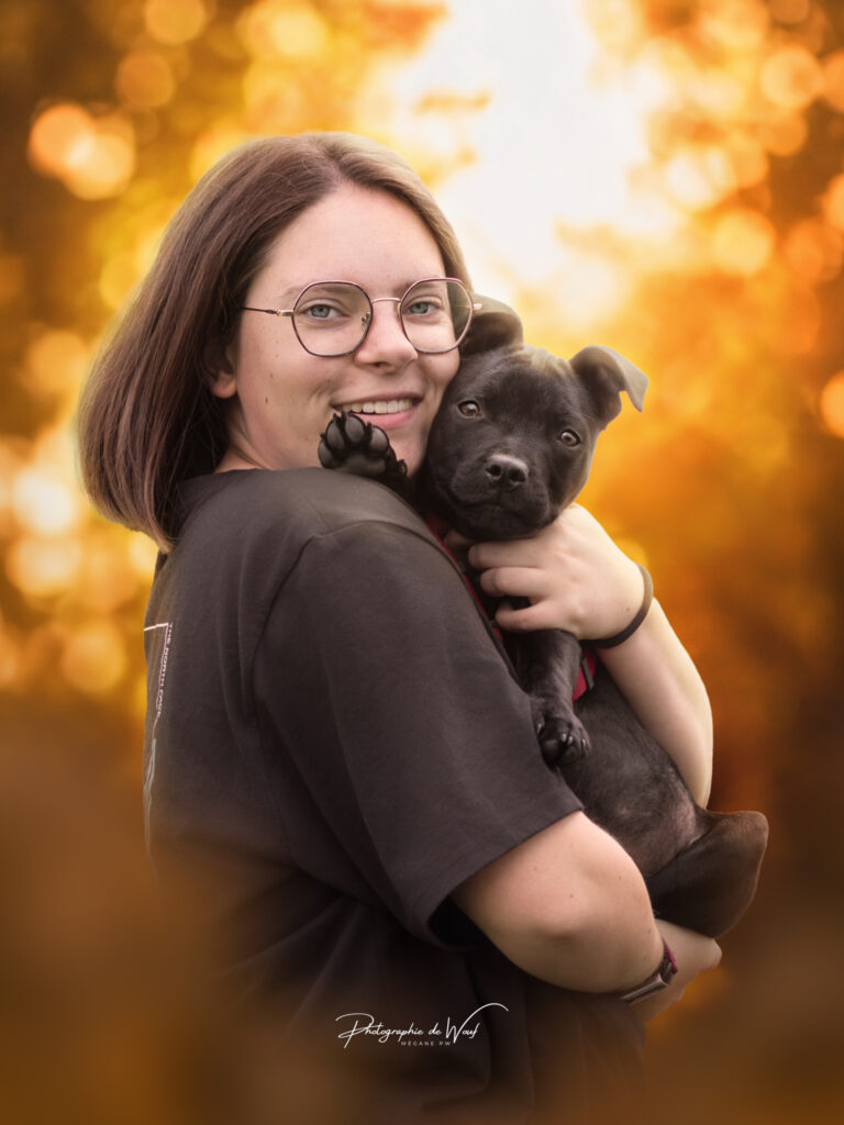 photographie d'une jeune femme et son chiot prise par une photographe professionnelle à Bétheny